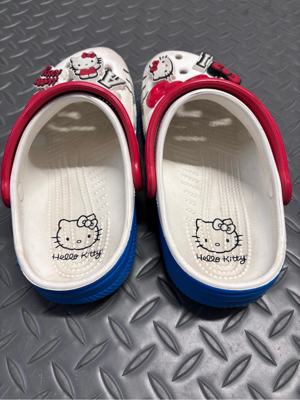 Hello Kitty Crocs - Picture 3 of 4